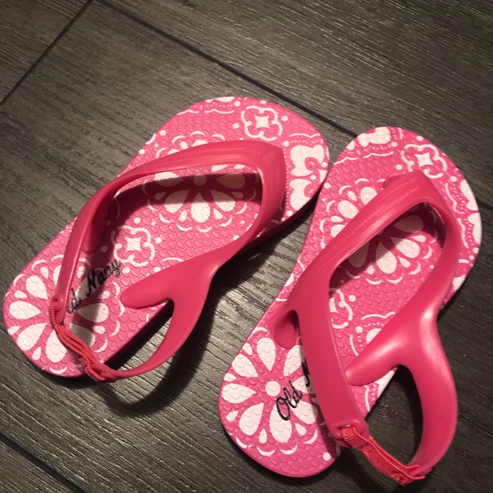 Old Navy toddler flip flops with back - NWOT